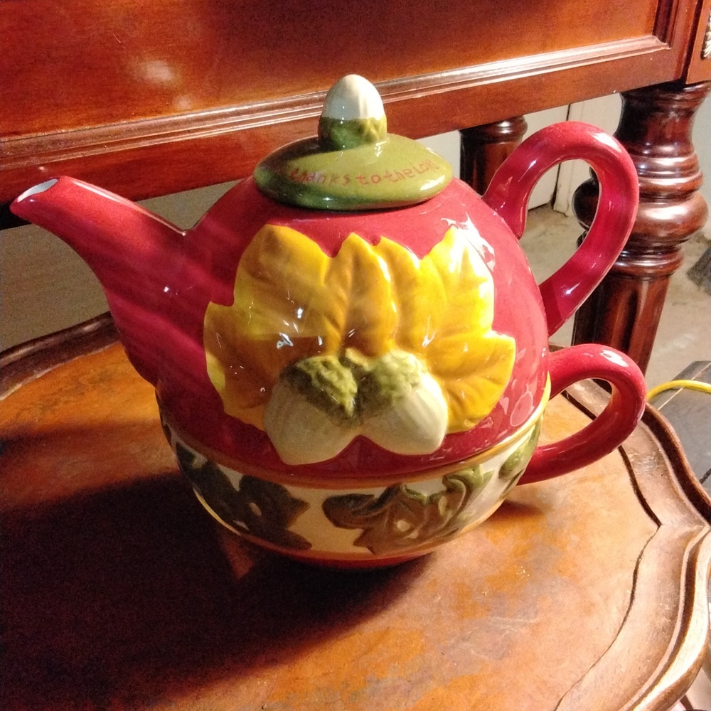 Tea for One~ 2 cup stacking fall teapot NWT